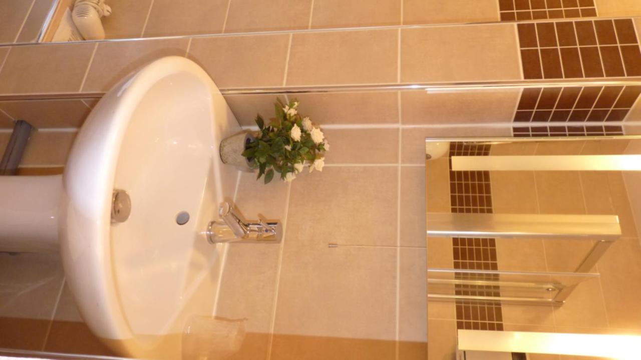 Hotel-Restaurant La P'Tite Auberge Lillebonne Zewnętrze zdjęcie