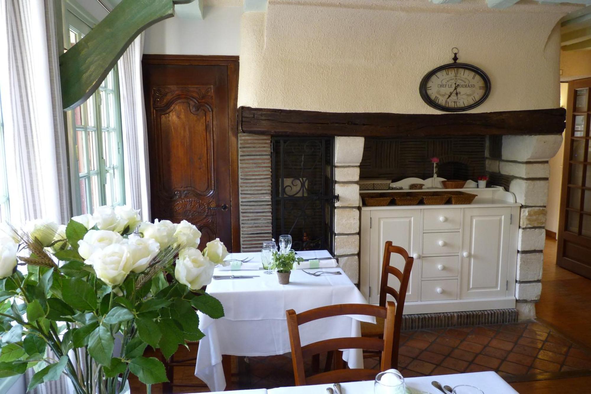 Hotel-Restaurant La P'Tite Auberge Lillebonne Zewnętrze zdjęcie